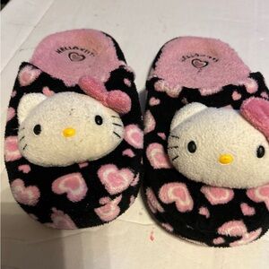 HELLO KITTY SLIPPERS  BY SANRIO MED 2-3 PRE OWNED fur and warm